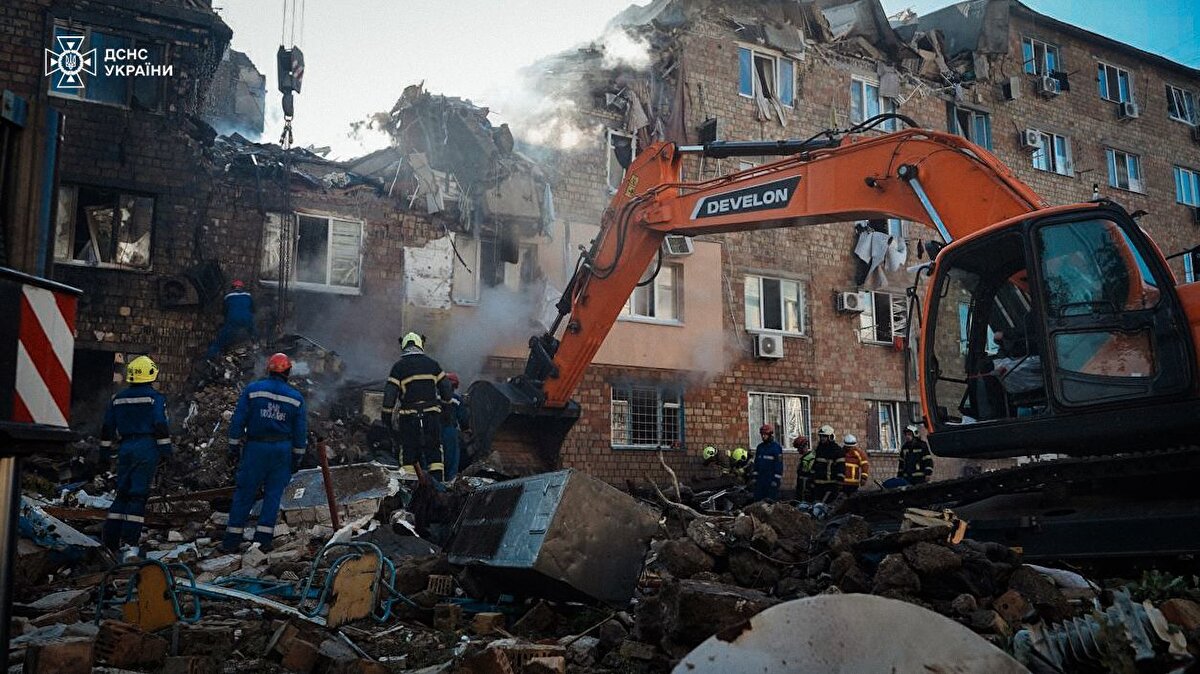 AB binasının yakınına 2 füze isabet etti<br><br><br>Avrupa Birliği (AB) Komisyonu Başkanı Ursula von der Leyen, Rus ordusunun Ukrayna’nın başkenti Kiev’e gerçekleştirdiği saldırıda AB binasının 50 metre yakınına 2 füze isabet ettiğini açıkladı. Binada hasar meydana gelirken, AB personelinden yaralanan olmadı.