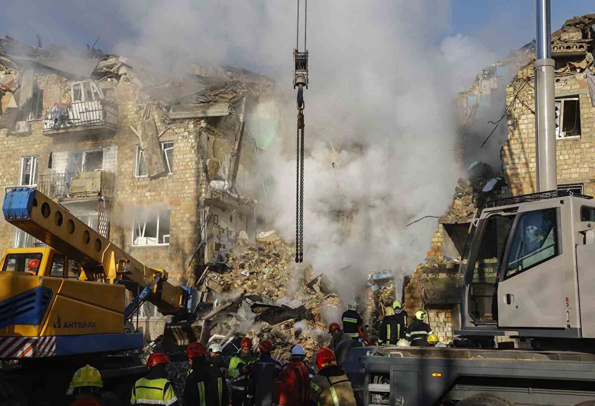 Zelenskiy: Rusya, düzenlediği her saldırı ve bu savaşın sürdüğü her gün için sorumlu tutulmalı<br><br>Saldırının haftalardır ateşkes ve diplomasi çağrısı yapan tüm dünyaya karşı bir yanıt niteliği taşıdığını savunan Ukrayna Devlet Başkanı Volodimir Zelenskiy ise X hesabından yaptığı açıklamada, "Rusya, müzakere masası yerine balistik silahları seçiyor. Savaşı bitirmek yerine öldürmeye devam etmeyi tercih ediyor. Bu da Rusya'nın hala sonuçlardan korkmadığını gösteriyor." ifadelerine yer verdi.