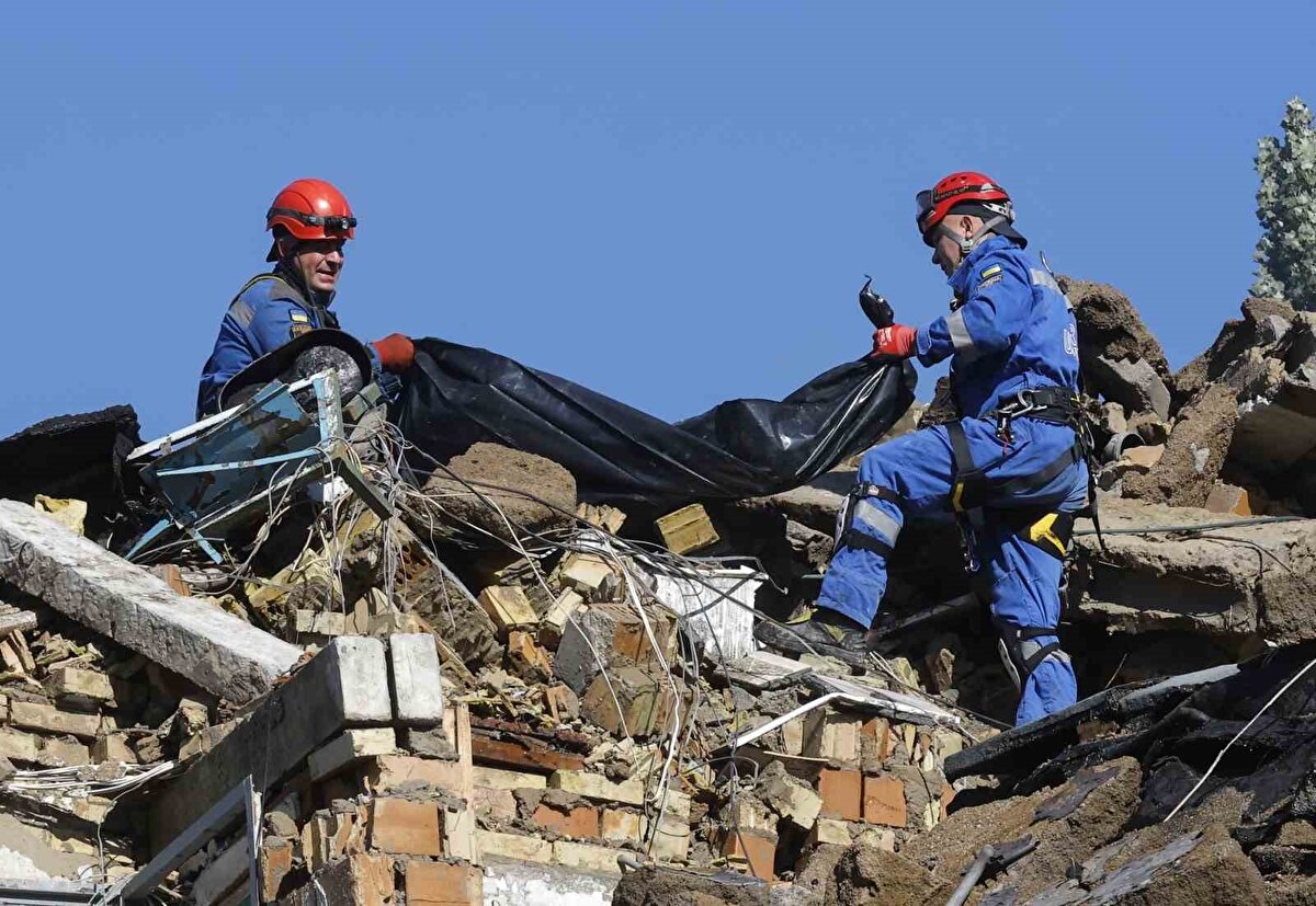 Zelenskiy, barış çağrısında bulunan ancak şimdi sessiz kalan tüm ülkelere tepki göstererek, uluslararası toplumdan net bir yanıt beklediklerini vurguladı.<br><br>Moskova'ya yönelik yeni ve sert yaptırımlar çağrısında da bulunan Zelenskiy, "Belirlenen tüm süreler aşıldı, diplomasi için onlarca fırsat heba edildi. Rusya, düzenlediği her saldırı ve bu savaşın sürdüğü her gün için sorumlu tutulmalı." değerlendirmesini paylaştı.