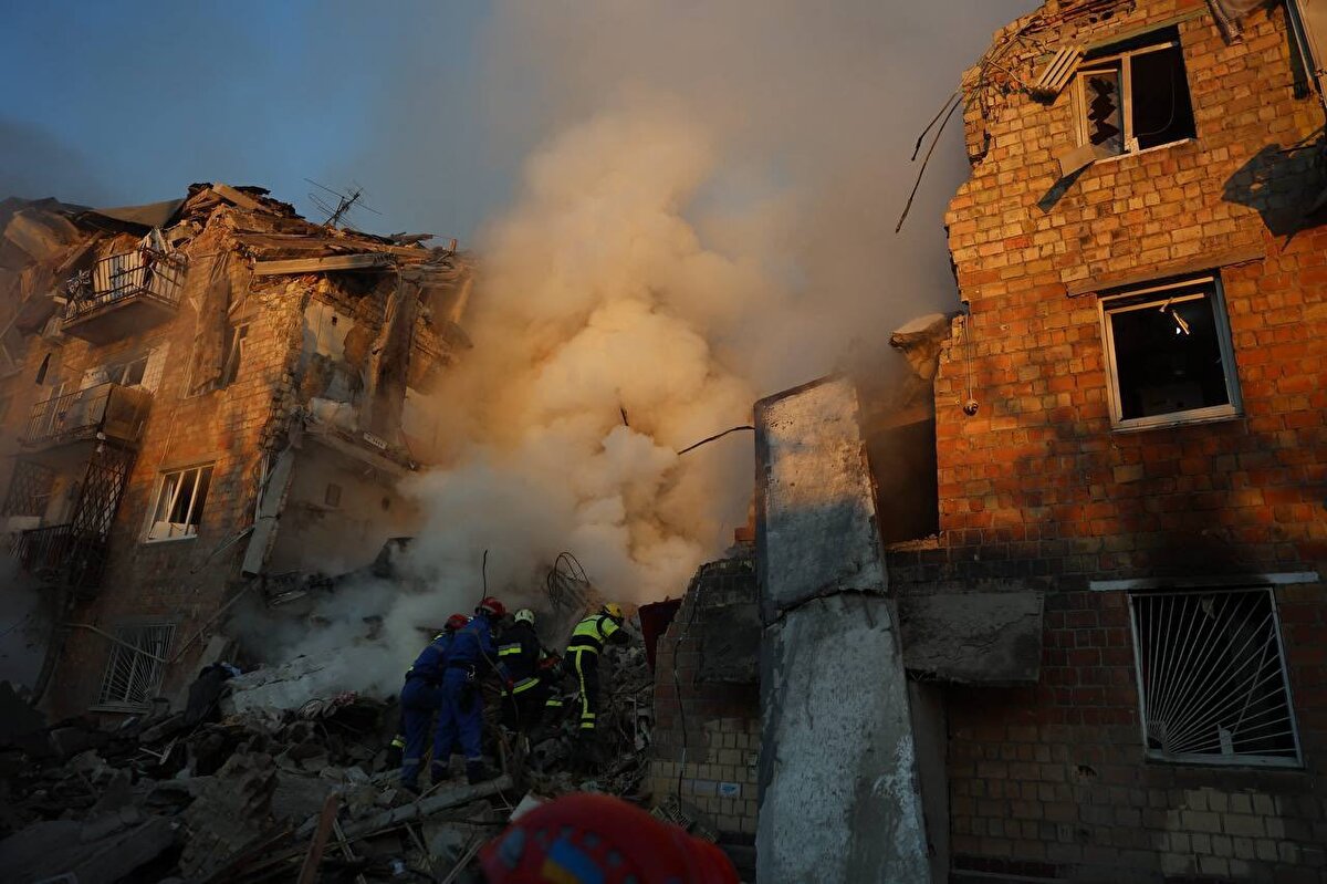 AB Komisyonu Başkanı Ursula von der Leyen yaptığı açıklamada, saldırıda Kiev’de bulunan AB temsilciğinde hasar meydana geldiğini duyurdu. Leyen açıklamasında, "AB ofisimizin de hedef alındığı Kiev’e yönelik saldırıdan dolayı öfkeliyim. Bu, Temmuz ayından bu yana başkente yapılan en ölümcül İHA ve füze saldırısıydı. Ekranda arkamda görebileceğiniz gibi, aynı zamanda misyonumuza da bir saldırıydı. Az önce büyükelçi yardımcımızla görüştüm ve personelimizin hiçbirinin zarar görmemiş olmasından dolayı rahatladım. Saldırı, AB temsilciliğinin çok yakınında gerçekleştirildi. İki füze, 20 saniyede temsilciğin 50 metre yakınına isabet etti. Bu, tehlikede olan şeyin bir başka acı hatırlatıcısı. Kremlin’in Ukrayna’yı terörize etmek, sivilleri, erkekleri, kadınları ve çocukları körü körüne öldürmek ve hatta Avrupa Birliği’ni hedef almak için hiçbir şeyden çekinmeyeceğini gösteriyor" şeklinde konuştu.