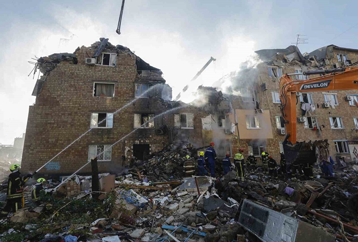 Yüzlerce İHA'yla saldırdı<br><br>Ukrayna Savunma Bakanlığından yapılan açıklamada, Rusya’nın gece boyu 598 Shaded tipi taarruz İHA’sı, 9 İskender-M/KN-23 balistik füzesi, 2 Kh-47M2 Kinzhal füzesi ve 20 Kh-101 seyir füzesi fırlattığını duyurdu. Ukrayna hava savunmasının 563 İHA, 1 Kinzhal füzesi, 7 balistik füze ve 18 Kh-101 füzesini düşürdüğü aktarıldı