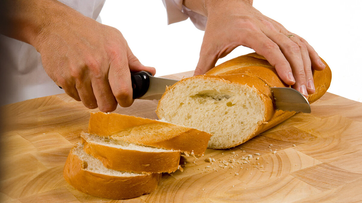 Nankör<br><br><br>Farsça nân (ekmek) + kur (kör) → “Ekmeği görmeyen, iyiliği bilmeyen.”<br><br>İyiliğe karşı vefasız kimse