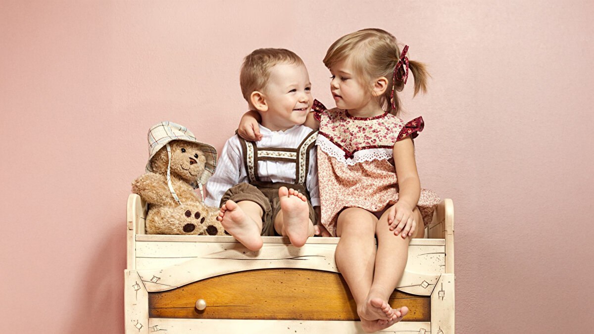 Kardeş<br><br><br>Türkçe karın + -daş → “Aynı karından çıkan.”<br><br>Kan bağıyla bağlı kişi