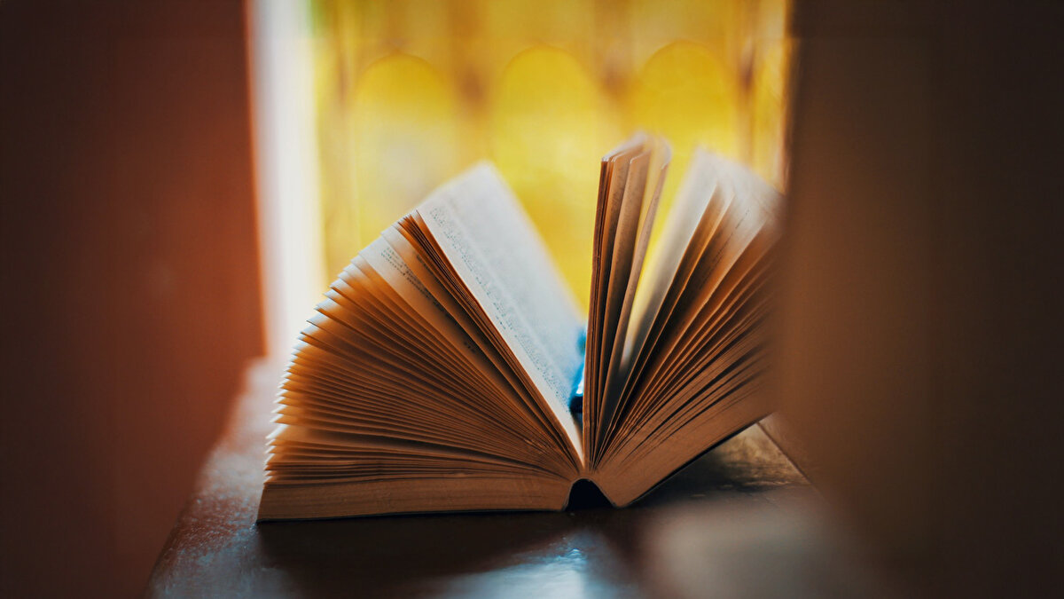 Kullandığımız kelimeler, yalnızca iletişim aracı değil; aynı zamanda geçmişten bugüne taşınan kültürel mirasın sessiz tanıklarıdır. Farsçadan, Arapçadan ya da eski Türkçeden dilimize giren sözcükler, kimi zaman bir efsanenin, kimi zaman bir coğrafyanın, kimi zaman da bir medeniyetin izlerini taşır.