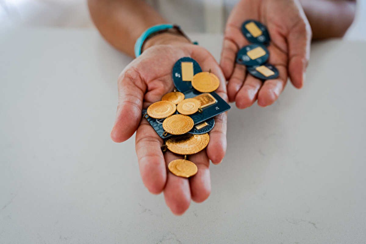 Altın fiyatları düşer mi? 28 Ağustos güncel rakamlar<br><br>Altın, güvenli liman olarak en çok tercih edilen yatırım araçları arasında yer alıyor. Son dönemde ons altındaki dalgalanma ve döviz kurundaki hareketlilik nedeniyle altın fiyatlarında da sert iniş-çıkışlar gözleniyor. Yatırımcılar, “Altın fiyatları düşer mi?” sorusuna yanıt ararken, uzmanlar küresel gelişmelere dikkat çekiyor.