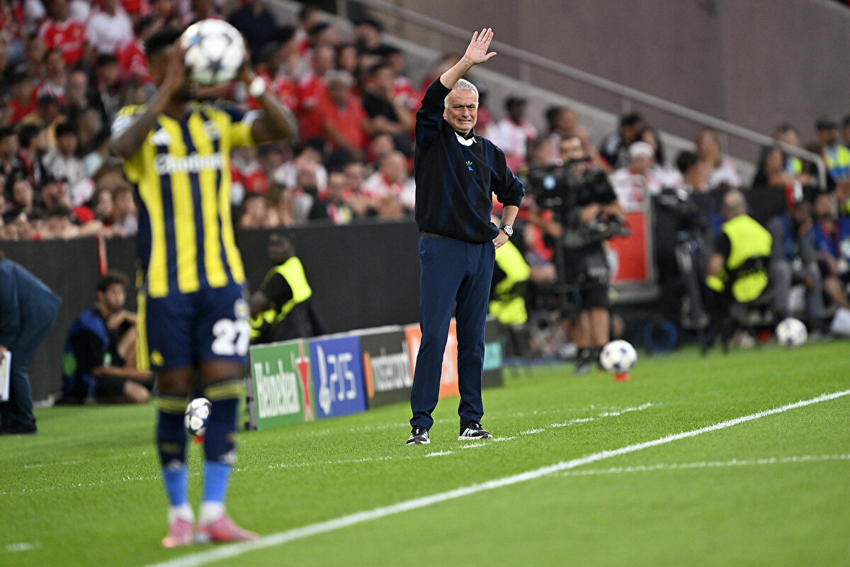 Şampiyonlar Ligi hayali bir kez daha ertelendi<br><br>Şampiyonlar Ligi play-off turu rövanşında deplasmanda Benfica’nın konuğu olan Fenerbahçe, ilk yarıda kalesinde gördüğü golle sahadan 1-0 yenik ayrıldı. Kadıköy'de oynanan ilk maç golsüz sona ermişti. Sarı-lacivertliler, bu sonuçla birlikte Şampiyonlar Ligi grup aşamasına kalma şansını bir kez daha yitirdi.