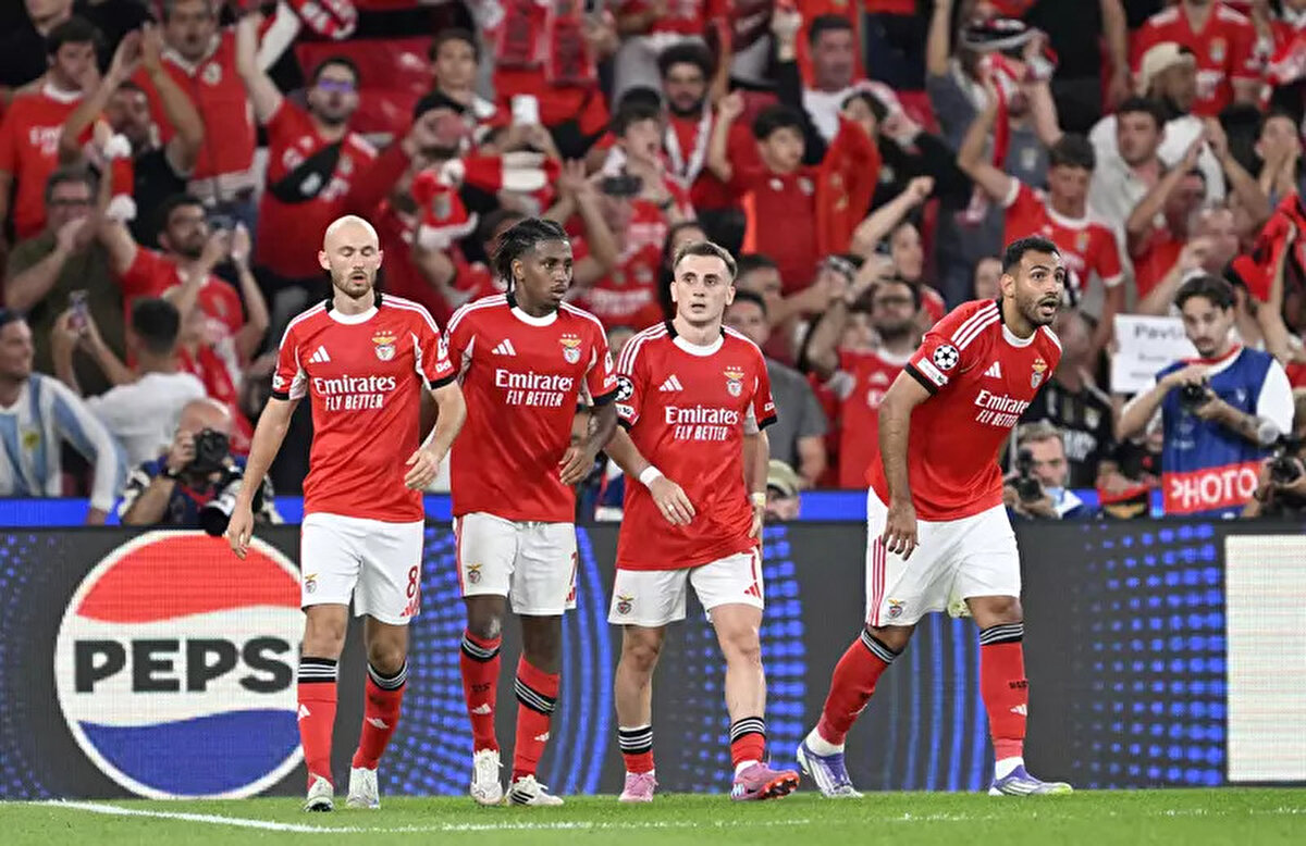 Kerem Aktürkoğlu, Şampiyonlar Ligi tarihinde yabancı takım formasıyla Türk takımına gol atan ilk Türk oyuncu oldu.