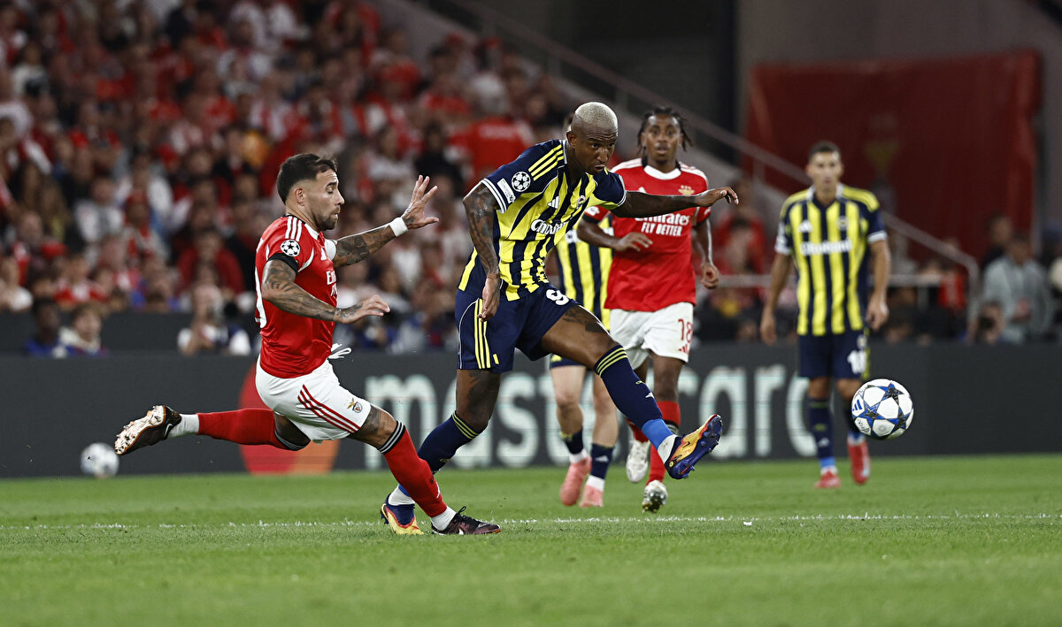 Kerem Aktürkoğlu, Şampiyonlar Ligi tarihinde yabancı takım formasıyla Türk takımına gol atan ilk Türk oyuncu oldu.