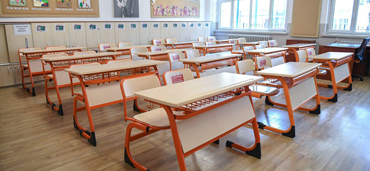 Okullar ne zaman açılıyor sorusu yeni eğitim öğretim yılına yaklaşırken velilerin ve öğrencilerin en çok merak ettiği konulardan birisi olmaya başladı. MEB takvimine göre 1. sınıflar ders dönemine bir hafta erken başlayacak. Peki okullar ne zaman açılacak? 1. sınıflar eğitim öğretim yılına ne zaman başlıyor? İşte MEB takvimine göre okulların açılış tarihleri.