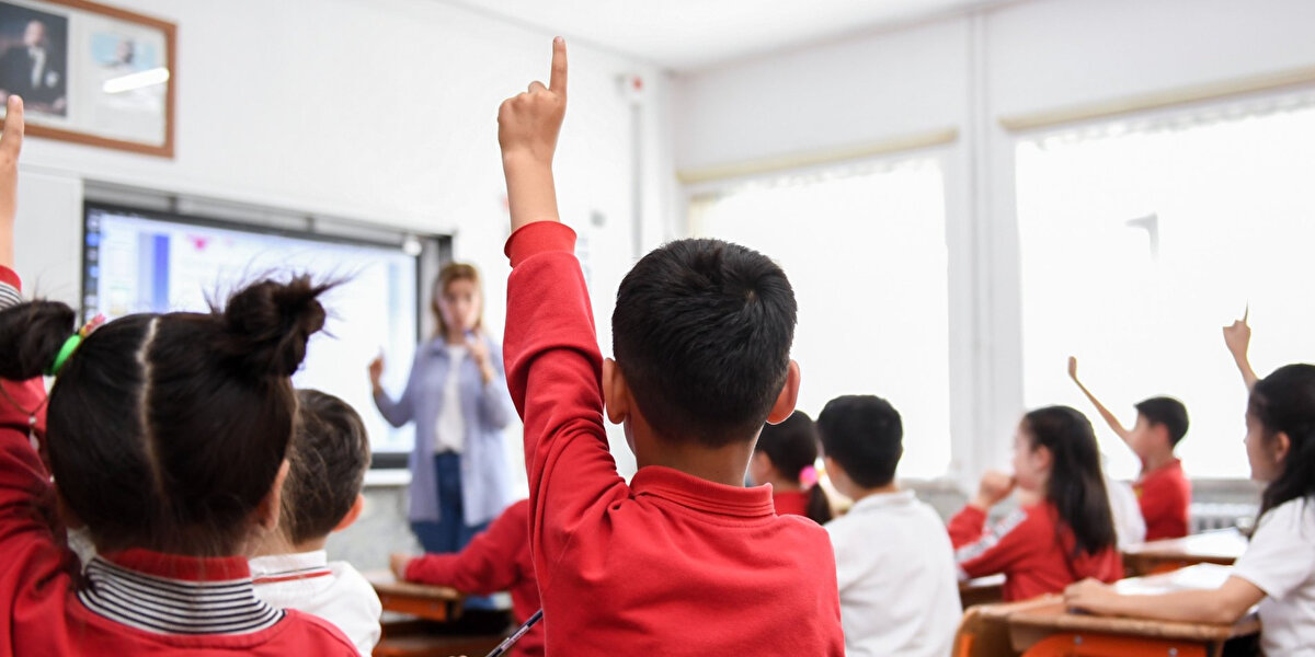 Okullar 8 Eylül’de Açılıyor<br><br>MEB’in açıkladığı takvime göre, 2025-2026 eğitim öğretim yılı 8 Eylül’de başlıyor. Ancak birinci sınıflar ve okul öncesi öğrencileri için uyum haftası 1-5 Eylül’de düzenlenecek. Veliler, çocuklarının okula hazırlık sürecinde bu tarihlere dikkat etmeli.