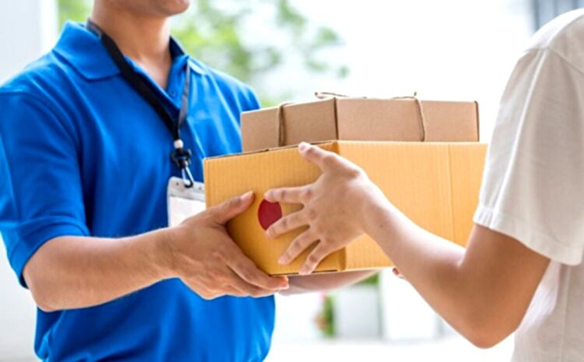 30 AĞUSTOS KARGOLAR AÇIK MI?<br><br>30 Ağustos Zafer Bayramı, resmi tatil olduğu için PTT şubeleri ve kargo dağıtımı kapalı olacak. Bu nedenle 30 Ağustos günü PTT üzerinden kargo gönderimi ya da teslim alınması mümkün olmayacak.<br><br>Özel kargo şirketleri ise (Yurtiçi, Aras, MNG, Sürat Kargo, Hepsijet, Trendyol Express) genellikle resmi tatillerde hizmet vermiyor. Ancak bazı firmalar, özellikle e-ticaret teslimatları için sınırlı dağıtım yapabiliyor. Bu nedenle kargonuzun durumu için ilgili kargo şirketinin duyurularını takip etmeniz faydalı olacaktır.