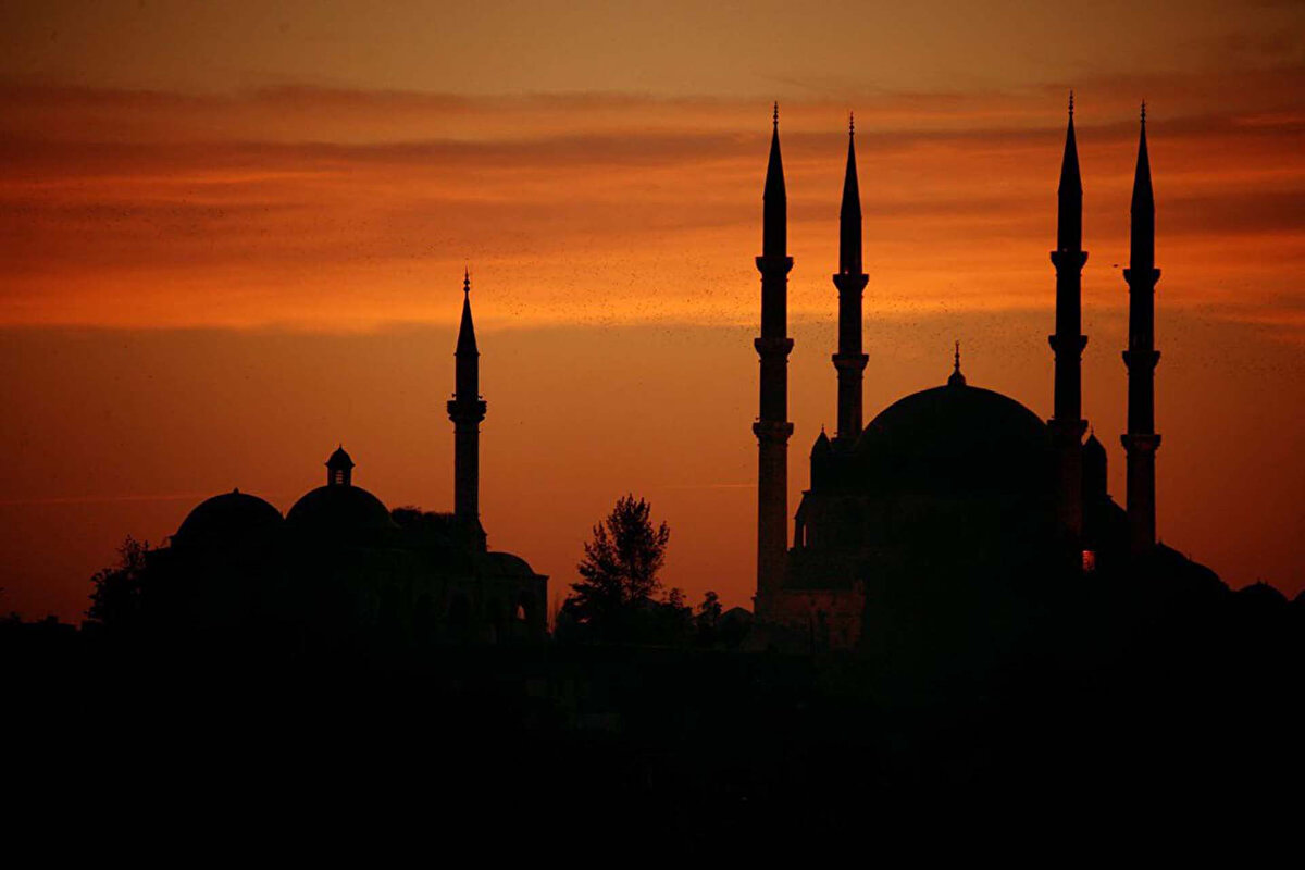 Peygamber Efendimizin doğumunu anmak için büyük bir coşku ve huşu ile kutlanıyor Mevlid Kandili. Evlerde yapılan dualar ve camilerde gerçekleştirilecek programlarla bu manevi ortamı yaşamak ve idrak etmek için hazırlıklar yapılıyor. Hicri takvime göre kutlanan Mevlid Kandili miladi hangi güne denk geliyor? 2025 Mevlid Kandili ne zaman, hangi tarihte?