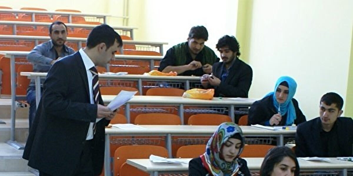 2025 yılı ÖSYM ve MEB sınav görevlisi ücretleri merak konusu oldu. Gözetmen, salon başkanı, bina sınav sorumlusu ve diğer görevlerin brüt ve net ücretleri ne kadar? Sınav görevlisi başvuru nasıl yapılır? İşte detaylar...