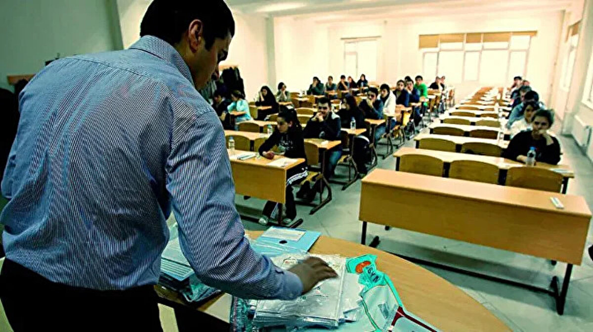 SINAV GÖREVLİ ÜCRETLERİ LİSTESİ<br><br>Bina Sınav Sorumlusu: Brüt 3.520,63 TL / Net 2.957,39 TL<br><br>Bina Sınav Sorumlusu Yardımcısı: Brüt 2.223,40 TL / Net 1.873,02 TL<br><br>Bina Yöneticisi (Okul Müdürü): Brüt 2.223,40 TL / Net 1.873,02 TL<br><br>Bina Yöneticisi Yardımcısı (Müdür Yardımcısı): Brüt 1.989,36 TL / Net 1.576,39 TL<br><br>Salon Başkanı: Brüt 1.930,85 TL / Net 1.626,56 TL<br><br>Gözetmen: Brüt 1.872,34 TL / Net 1.577,27 TL<br><br>Yedek Gözetmen: Brüt 1.404,25 TL / Net 1.182,96 TL<br><br>Bu ücretler 2025 Temmuz-Aralık dönemi için geçerlidir ve her sınav dönemi memur maaş katsayılarına göre güncellenmektedir.