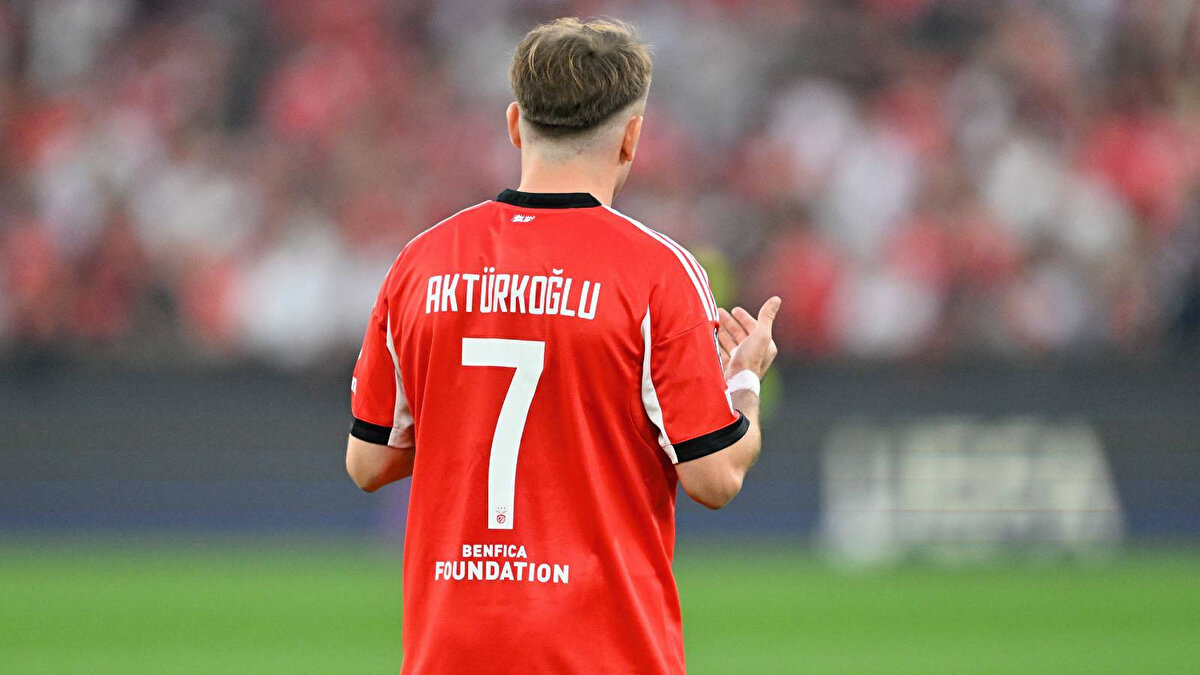 BENFICA'DAN RESMİ TRANSFER AÇIKLAMASI<br><br>Portekiz ekibi Benfica, Kerem Aktürkoğlu’nun Fenerbahçe’ye transfer olduğunu duyurdu. Kulübün yaptığı açıklamada, “Fenerbahçe Kulübü ile Kerem Aktürkoğlu'nun transferi konusunda bir ön anlaşmaya varılmıştır. Söz konusu anlaşma, 22.5 milyon Euro tutarında kesin transferini ve hedeflere bağlı değişken bir ücretin eklenmesini öngörmektedir. Bu nedenle transferin tutarın 25 milyon Euro tutarına ulaşabilir.<br><br>Ayrıca, Galatasaray'ın ön alım hakkı olduğu için bu koşullar hakkında bilgilendirilmiştir.” ifadelerine yer verildi.<br>