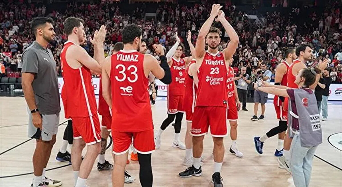 12 DEV ADAM GALİBİYET PEŞİNDE<br><br>EuroBasket 2025’e fırtına gibi başlayan A Milli Basketbol Takımı, turnuvanın ev sahibi Letonya’yı 20 sayı farkla mağlup ederek büyük bir özgüven kazandı. Şimdi sırada Portekiz var… Milliler, bu maçı da kazanarak grupta 2’de 2 yapmayı hedefliyor.