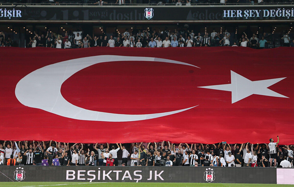 Türk futbolu, Avrupa kupalarında zor bir haftayı geride bıraktı. Fenerbahçe, Beşiktaş, Samsunspor ve Başakşehir; sahaya umutla çıktıkları karşılaşmalardan hayal kırıklığıyla ayrıldı. Kritik haftada dört temsilcimizden ikisi farklı liglerde yoluna devam etme şansı bulurken, diğer ikisi Avrupa macerasına veda etti.