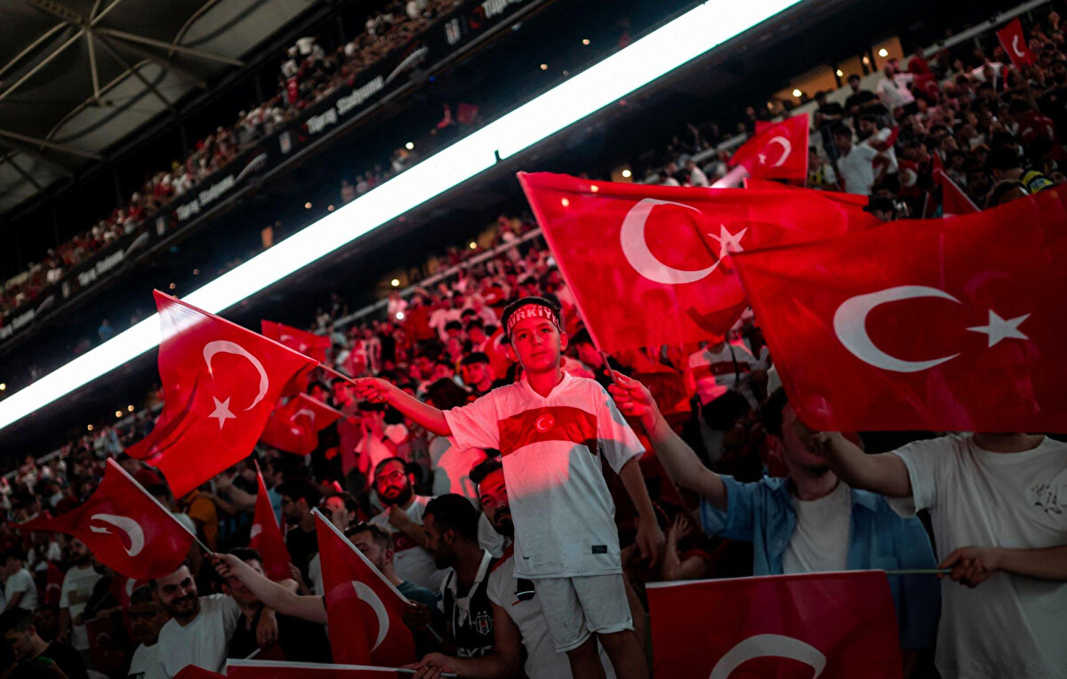 Moral Bozan Hafta<br>Dört temsilcimizin de tur atlayamadığı bu hafta, Türk futbolu için moral bozan bir tablo ortaya çıkardı. Şimdi gözler, Galatasaray'ın Şampiyonlar Ligi'nde, Fenerbahçe’nin Avrupa Ligi’nde ve Samsunspor’un Konferans Ligi’nde göstereceği performansa çevrildi.