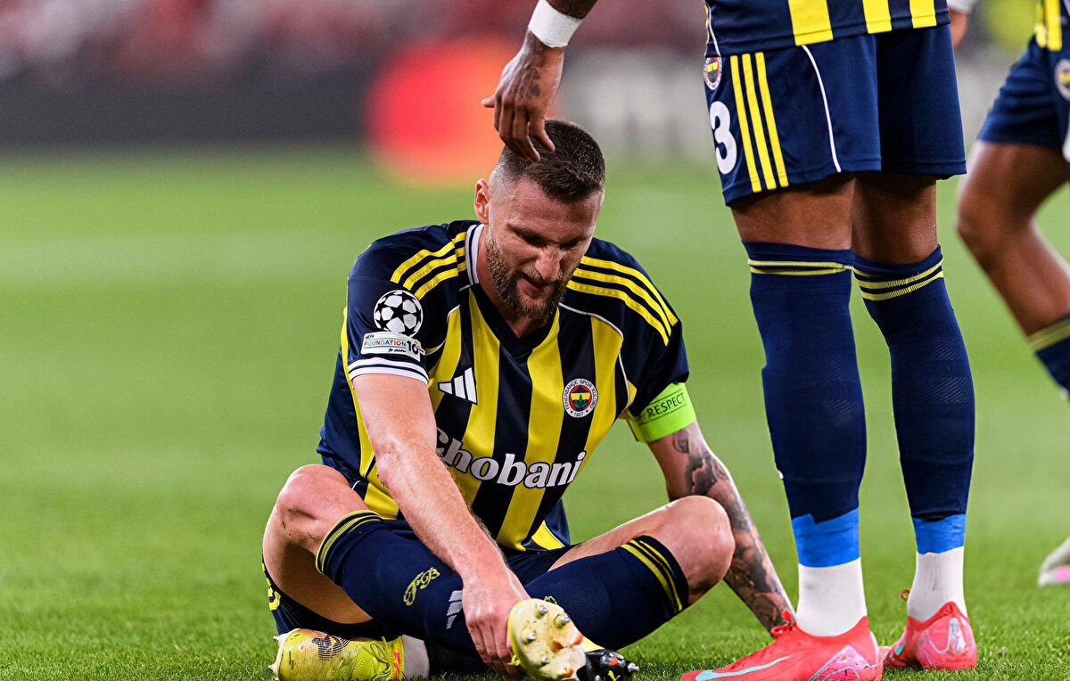 Fenerbahçe, Benfica’ya Direnemedi<br>Şampiyonlar Ligi play-off turunda Benfica ile eşleşen Fenerbahçe, İstanbul’da oynanan ilk maçta 0-0 berabere kalarak Lizbon’a avantajlı gitmişti. Ancak rövanşta Portekiz ekibine 1-0 mağlup olan sarı-lacivertliler, Şampiyonlar Ligi bileti alamadı. Fenerbahçe, yoluna UEFA Avrupa Ligi'nde devam edecek.