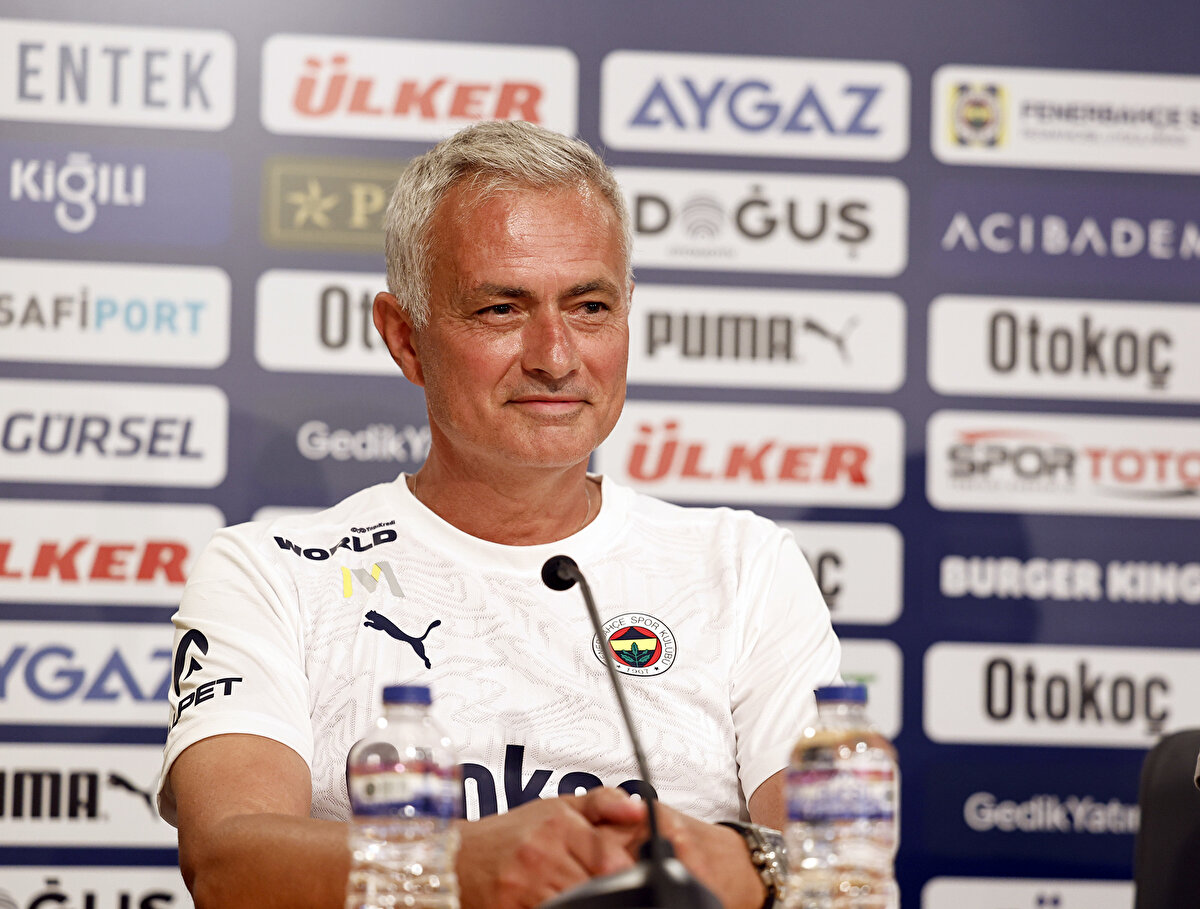 Fenerbahçe yönetiminin Mourinho’nun açıklamaları sonrası nasıl bir adım atacağı ise merak konusu. Taraftarlar arasında da tartışmalar büyürken, kulüp içinde gerginliğin önümüzdeki günlerde daha da artabileceği konuşuluyor.