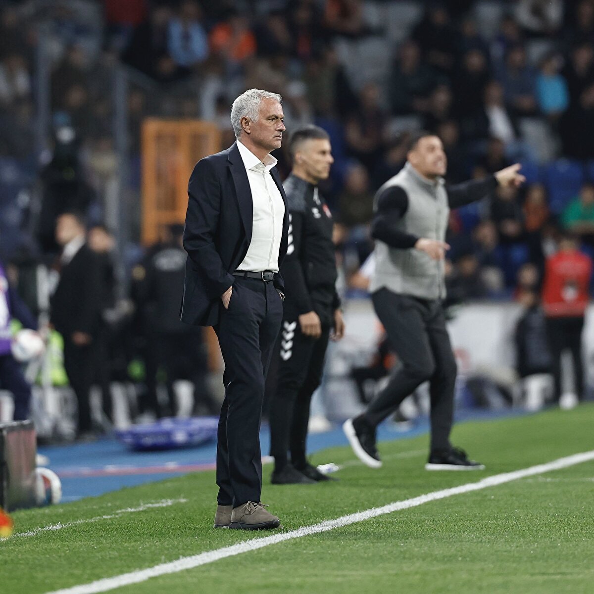 Portekizli teknik adamın sert çıkışları, dünya basınında da geniş yankı buldu. İtalya’dan Fanpageitalia, “Mourinho’nun kovulma tehlikesi var ve kendini kurtarmak için son yalanı kulübü suçlamak oldu. Bir yöneticiyi tanımadığını söyledi.” ifadelerini kullandı.