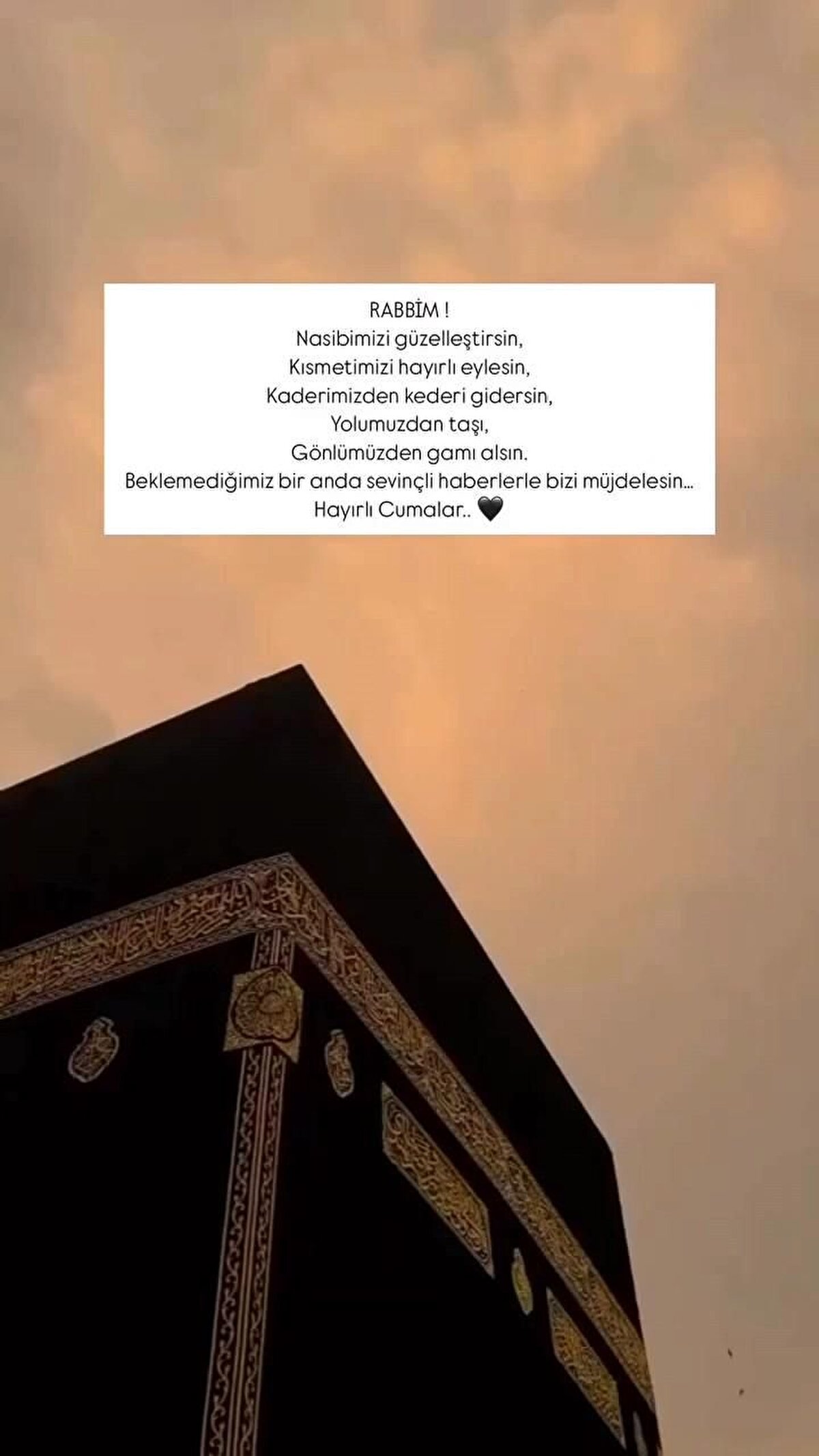 DUALI CUMA MESAJI<br><br>Güneşin pembeliğiyle doğan, saflığıyla süzülen, herkese nasip olmayan mutluluk denen o en güzel duygu sizle olsun. Hayırlı cumalar dilerim.<br><br>Gül bahçesine girenler gül olmasalar da gül kokarlar. Kainatın en güzel gülünün kokusunun üzerinizde olması temennisiyle. Cumanız mübarek olsun.