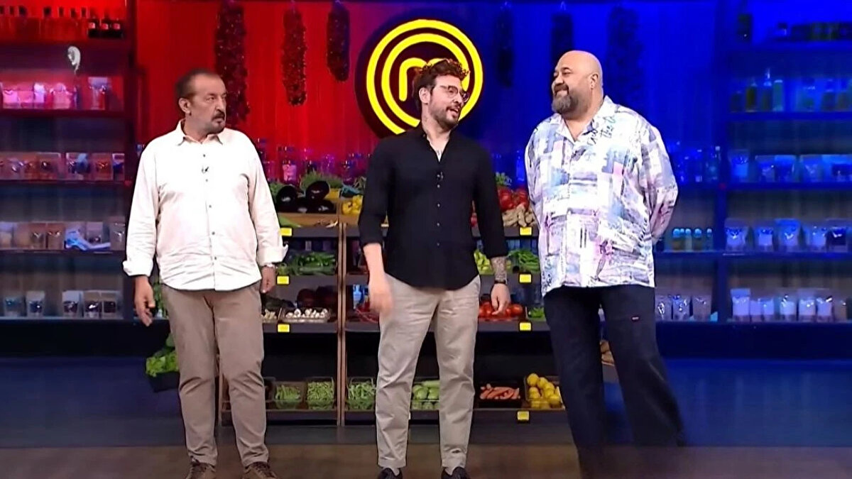 TV8 ekranlarında yayınlanan MasterChef Türkiye’de haftanın ikinci dokunulmazlık oyunu büyük bir heyecana sahne oldu. Şeflerin değerlendirmesi sonucunda mavi takım dokunulmazlığı kazanan taraf oldu.