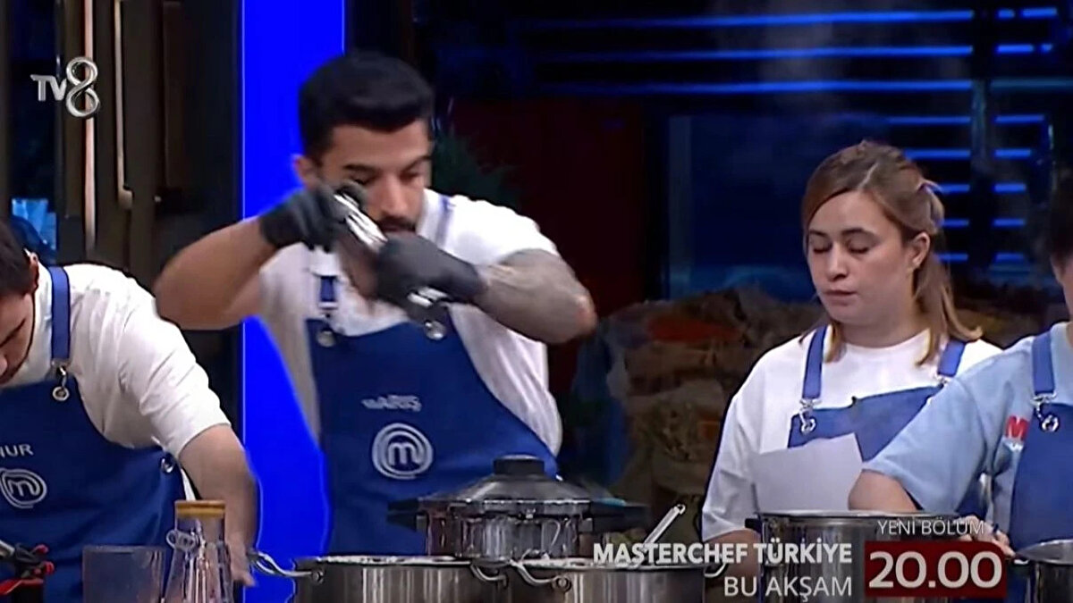 MasterChef 28 Ağustos 2025 Eleme Adayları Kim Oldu?<br><br>Bireysel dokunulmazlık oyununu kazanan Çağlar, eleme potasına göndereceği isim olarak Gizem’i seçti. Ardından takım oylaması yapıldı ve oylamada en çok adı çıkan yarışmacı Cansu oldu. Böylece haftanın 4. eleme adayı da belli oldu.