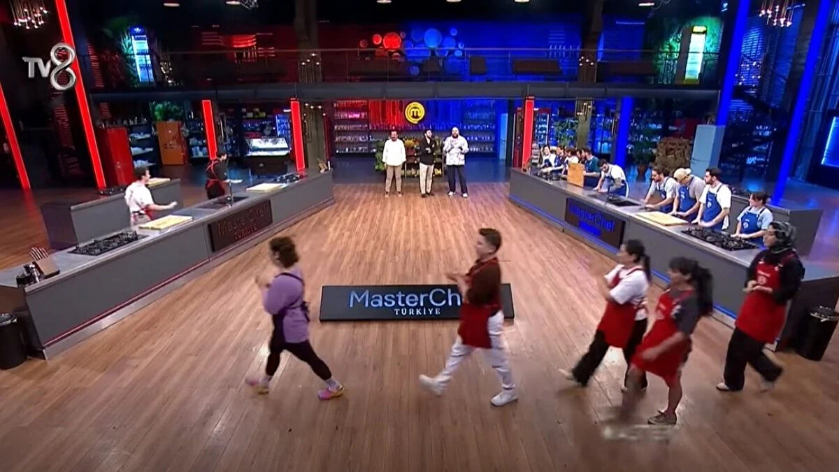 📌 Kırmızı Takım: Çağlar (kaptan), Sümeyye, Özkan, Sezer, Gizem, Sercan, Mert, Cansu, İhsan, İrem