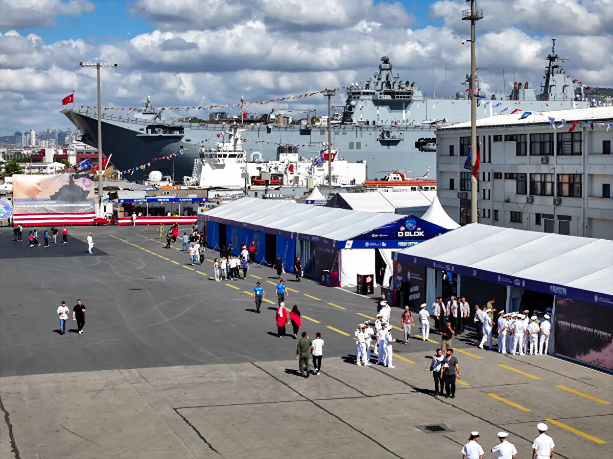 TEKNOFEST MAVİ VATAN'DA HANGİ GÖSTERİLER YAPILACAK? <br>Festival boyunca ziyaretçileri dopdolu bir program bekliyor:<br><br>SAT ve SAS komandolarının nefes kesen özel gösterileri<br>Dragon bot kürek yarışları<br>Denizcilik kültürünü yansıtan etkinlikler<br>Askeri bando konserleri<br>Mavi Vatan Zaman Tüneli ile geçmişten geleceğe denizcilik yolculuğu<br>Sanal gerçeklik deneyim alanları ile teknoloji odaklı interaktif deneyimler