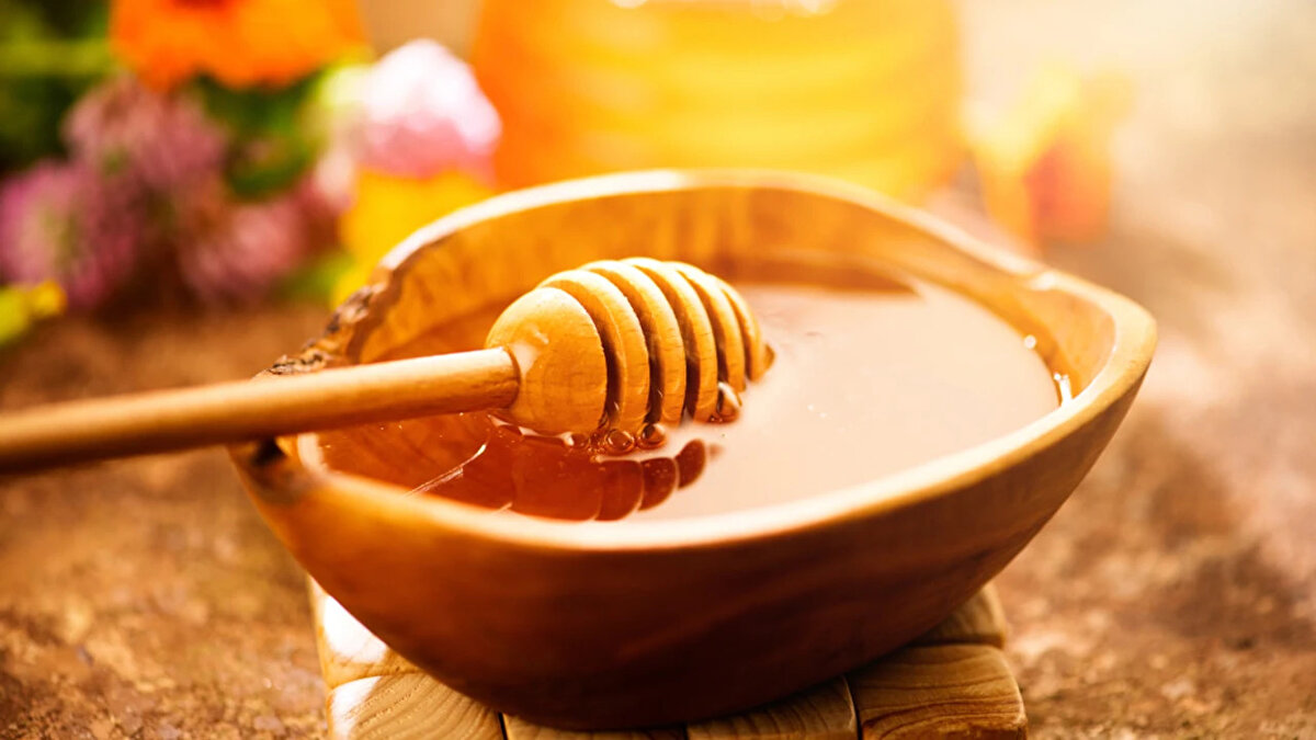 2025 BAL FİYATLARI TÜKETİCİYİ NASIL ETKİLEYECEK?<br><br>Belirlenen yeni bal fiyatları, özellikle kaliteli ve doğal bal arayan tüketiciler için yol gösterici olacak. Kestane, çiçek, Komar ve ıhlamur balları, hem yerel halk hem de Türkiye genelinde alıcı bulmaya devam edecek. Kara kovan üretimindeki %30 fiyat farkı ise ürünün değerini daha da artırıyor.