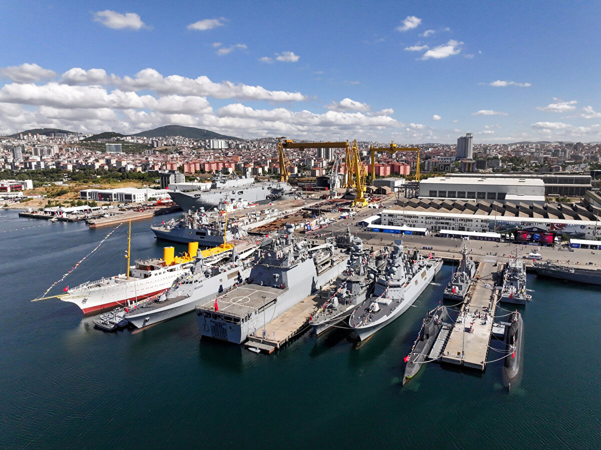 İSTANBUL TERSANESİ KOMUTANLIĞI'NA NASIL GİDİLİR?<br><br>Marmaray’ı kullanarak Pendik veya Kaynarca durağında indikten sonra, yürüyerek 10-15 dakikada ulaşabilirsiniz.<br>