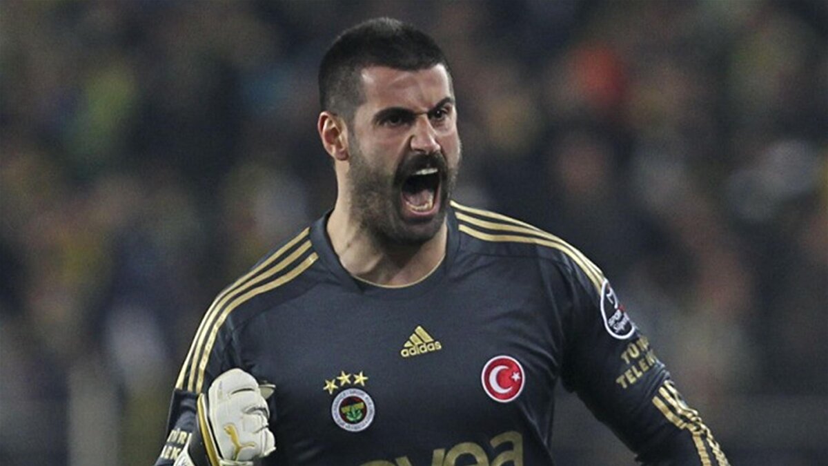 Volkan Demirel<br>Fenerbahçe efsanelerinden Volkan Demirel, teknik direktörlük kariyerinde Karagümrük ve Hatayspor’daki performansıyla adından söz ettirmişti. Son olarak Bodrum FK’da görev alan genç teknik adam, sarı-lacivertli kulüp için güçlü bir aday olarak gösteriliyor.