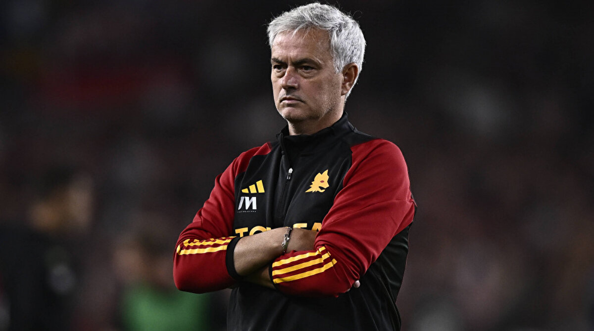 2024 – AS Roma<br>2021’de göreve başladığı Roma’da UEFA Avrupa Konferans Ligi şampiyonluğu yaşayan Mourinho, 2024’ün başında kötü sonuçlar sonrası kulüpten ayrıldı. İtalya’dan gelen haberlerde, Roma’nın Mourinho’ya ödeyeceği tazminatın diğer kulüplerle kıyaslandığında oldukça düşük olduğu belirtildi. Portekizli teknik adamın bu ayrılıktan kazancı yalnızca 3 milyon sterlin oldu.