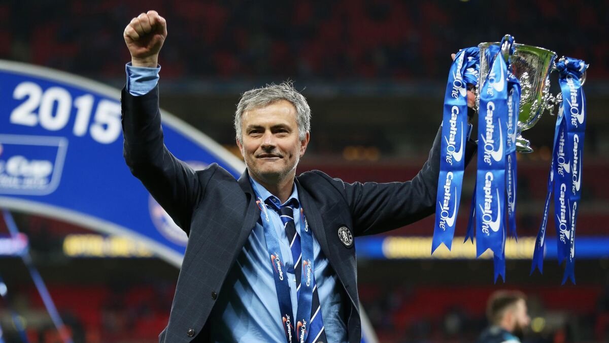 2015 – Chelsea (2. dönem)<br>2013’te geri döndüğü Chelsea’de Premier Lig şampiyonluğu yaşayan Mourinho, 2015’in sonunda üst üste alınan kötü sonuçlar sonrası görevden alındı. Kulüp, Mourinho ve ekibine yaptığı ödeme ile bir kez daha manşetlere çıktı. Şirket hesaplarına yansıyan bilgiye göre ödenen tazminat 8-12.5 milyon sterlin aralığında oldu. Bu, Mourinho’nun ikinci Chelsea serüvenini mali açıdan da çok konuşulur hale getirdi.