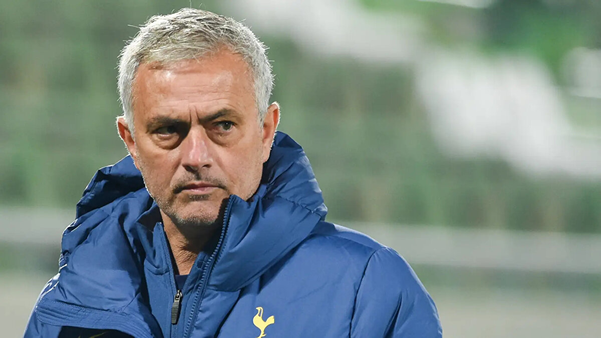2021 – Tottenham Hotspur<br>Tottenham, Mourinho’yu 2021 yılında Lig Kupası finaline günler kala görevden aldı. Bu ayrılık, kulübe ciddi bir mali yük bindirdi. İngiliz basını, Mourinho’nun Tottenham’dan aldığı tazminatın 15-18 milyon sterlin arasında olduğunu yazdı. Roma ile anlaşması sayesinde Spurs’ün yükümlülüğü bir miktar azalsa da, bu ayrılık da Mourinho’nun “tazminat kralı” unvanını pekiştirdi.