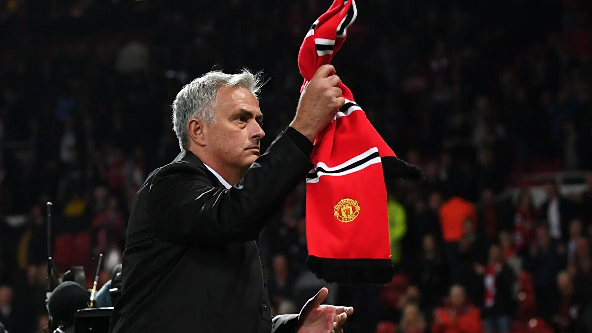 2018 – Manchester United<br>2016’da göreve geldiği Manchester United’da bir Avrupa Ligi ve Lig Kupası kazanan Mourinho, 2018’de kötü gidişat sonrası kulüple yollarını ayırdı. United, bu ayrılık için Mourinho ve teknik ekibine toplamda 19.6 milyon sterlin ödedi. Bu rakam, kulüp tarihinde bir teknik direktöre yapılan en büyük fesih tazminatı olarak kayıtlara geçti.