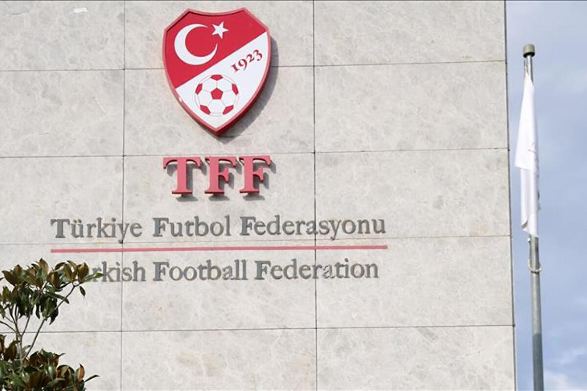 2025 TRANSFER SEZONU NE ZAMAN BİTİYOR?<br><br>Türkiye Futbol Federasyonu'ndan yapılan açıklamaya göre Trendyol Süper Lig'de yaz transfer dönemi 12 Eylül 2025 Cuma günü saat 23.59'da sona erecek.<br>
