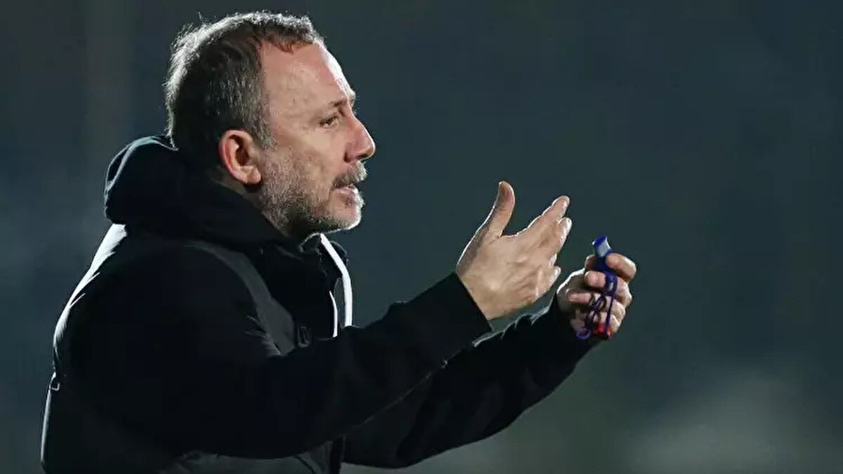 Bu süreçte gündeme gelen ilk isim, camianın yakından tanıdığı ve 2020-21 sezonunda takımı şampiyonluğa taşıyan Sergen Yalçın oldu.