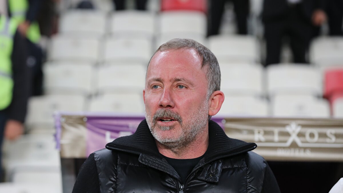 Taraftarların da desteğini arkasına alan deneyimli teknik adamın, siyah-beyazlı kulübe dönüşü için resmi açıklamanın önümüzdeki günlerde yapılabileceği belirtiliyor.