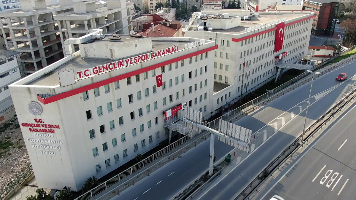 KYK Devlet Yurdu Ücretleri<br><br>KYK yurtlarında barınma ücretleri her yıl yeniden güncelleniyor. Geçtiğimiz yıl 1. tip yurtlarda aylık ücret 517 TL’den başlarken, yurt tipine göre bu rakam 855 TL’ye kadar çıkıyordu. Ancak 2025-2026 dönemi için uygulanacak yeni ücretler henüz açıklanmadı.<br><br>Öte yandan bazı öğrencilere yurtlarda ücretsiz <br>barınma hakkı tanınıyor. Şehit eşleri ve çocukları, <br>şehidin çocuğu bulunmuyorsa bekar kardeşleri, gaziler<br> ve gazi çocukları, anne ve babasını kaybetmiş <br>25 yaşını doldurmamış öğrenciler ile lise öğrenimlerini<br> Aile Bakanlığı’na bağlı <br>yurtlarda tamamlayanlar bu haktan faydalanabiliyor.<br><br>TİP 517,50 ₺<br>TİP 607,50 ₺<br>TİP 607,50 ₺<br>TİP 720 ₺<br>TİP 765 ₺<br>TİP 855 ₺<br>KKTC 1.125 ₺<br>