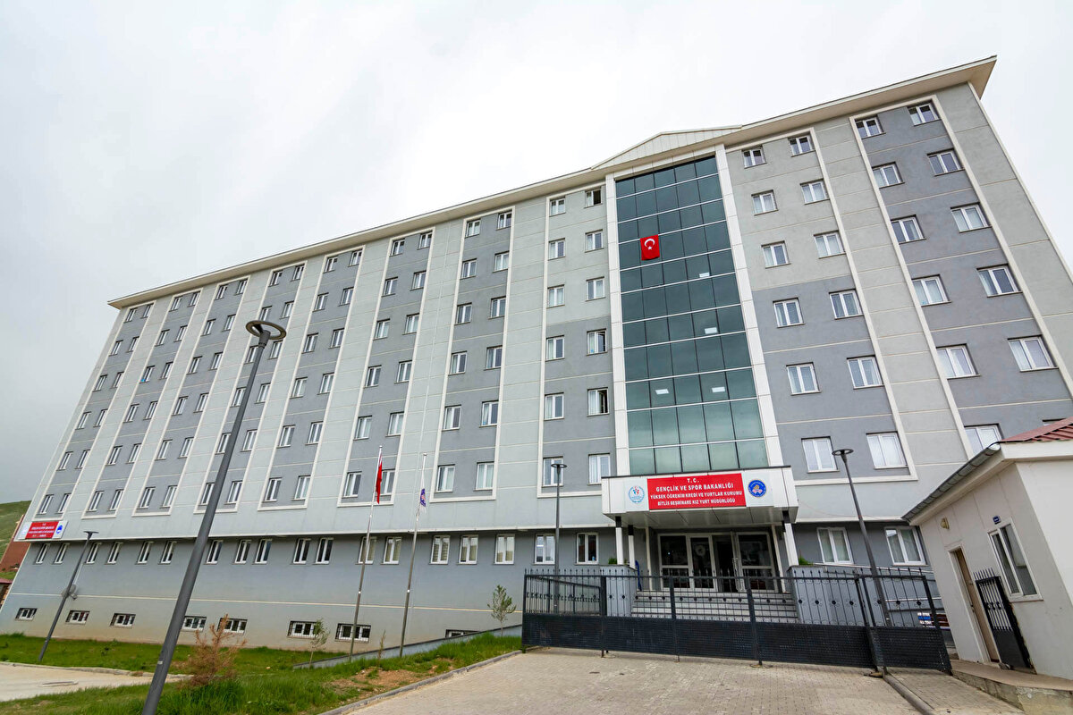 KYK Burs Başvurusu Ne Zaman?<br><br>KYK burs başvurularına ilişkin 2025-2026 dönemi takvimi henüz açıklanmadı. Ancak geçtiğimiz yıl başvurular Ekim ayının ikinci haftasında başlamıştı. Bu yıl da benzer bir tarihte başvuruların alınması bekleniyor.<br><br>Burs ve kredi başvuruları, yalnızca e-Devlet üzerinden yapılıyor. Öğrenciler tek bir başvuru formu doldurarak hem burs hem de kredi için aynı sayfa üzerinden başvurularını gerçekleştirebiliyor.<br> <br>