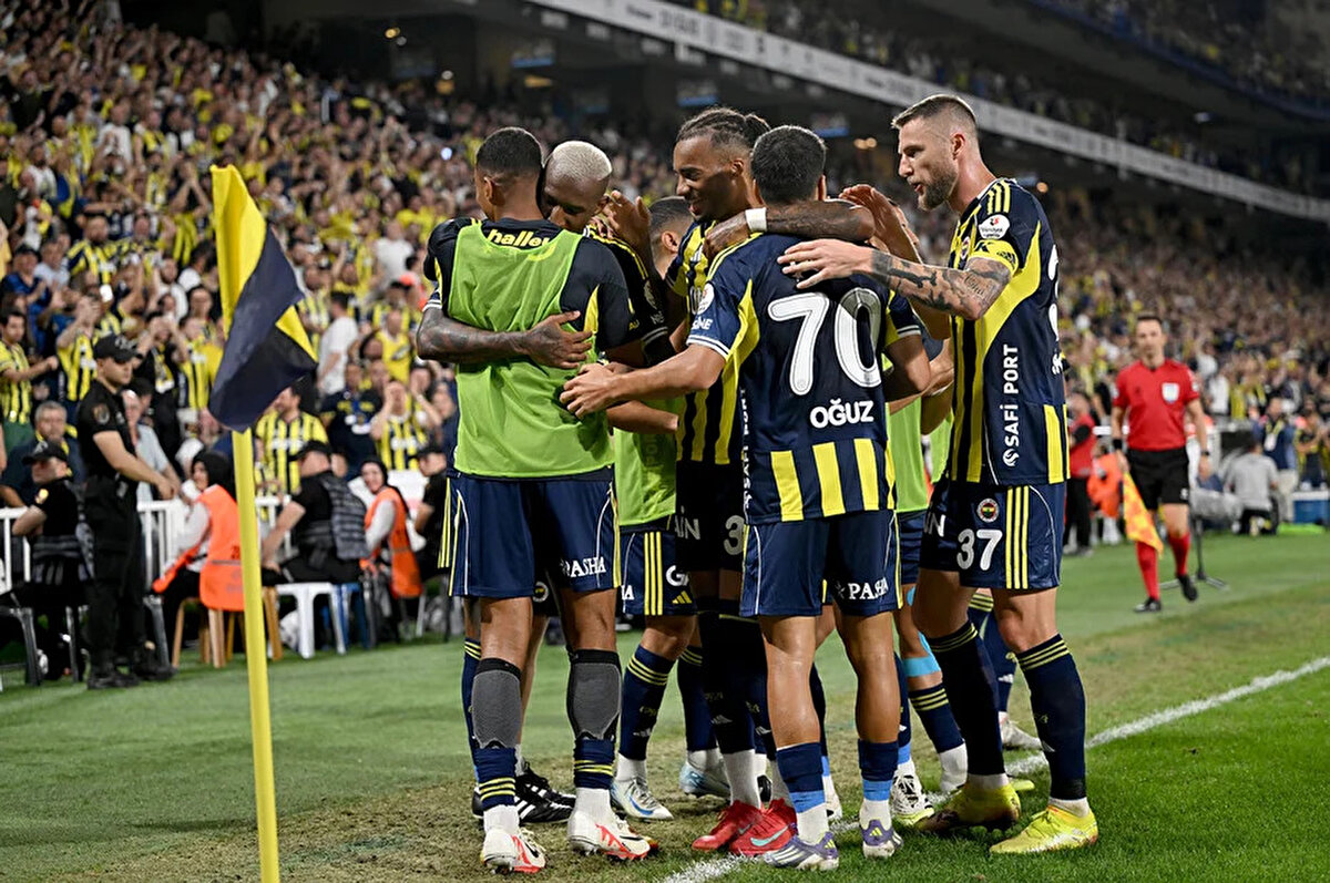 Football Meets Data'da yer alan habere göre, UEFA'nın Avrupa’daki kulüp turnuvalarında uygulamaya koyduğu "Değer bazlı gelir payı (Value Pillar)" isimli gelir dağıtım modelinden ise Fenerbahçe'nin kasasına 8.24 milyon euro girecek. Bu gelirlere henüz Avrupa Ligi başlamadığı için minimum sıralama ödülü olan 75 bin euro da eklenecek.<br>