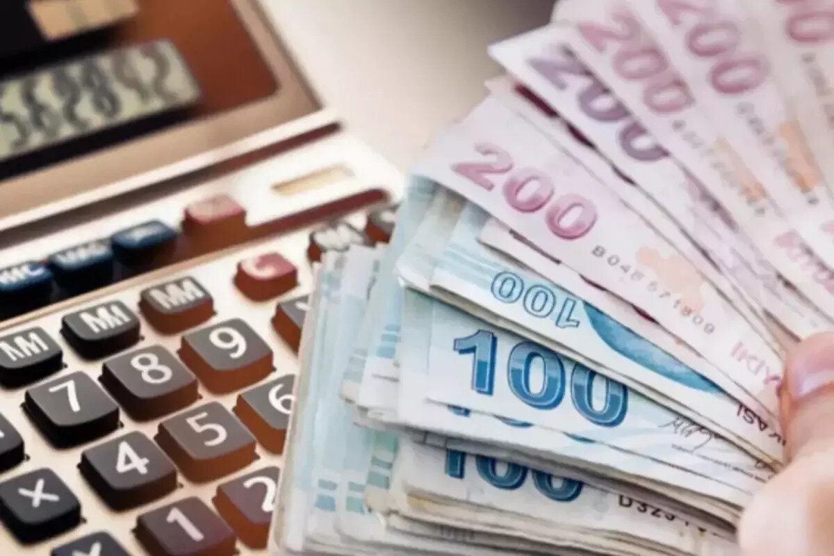 Memur ve memur emeklilerine toplu sözleşme zammı<br><br>Toplu sözleşme çerçevesinde, memur ve memur emeklileri 2026’nın ilk yarısında yüzde 11, ikinci yarısında yüzde 7 oranında zam alacak. 2027 yılı için de ilk yarıda yüzde 5, ikinci yarıda yüzde 4 zam öngörülüyor.