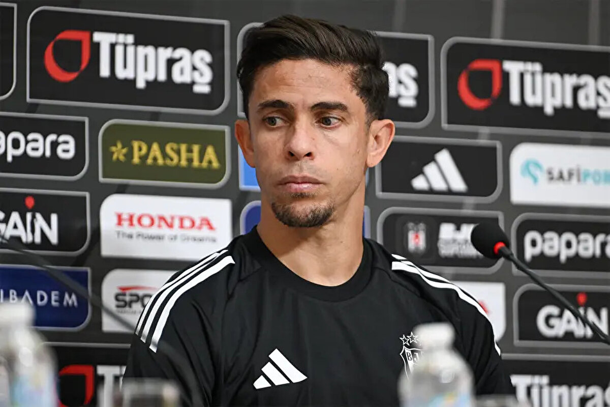 Siyah beyazlı takımdan yapılan açıklamada, tecrübeli stoperin uyluk arka adalesinde (biseps femoris) gerilme ve ödem tespit edildiği belirtildi.<br>