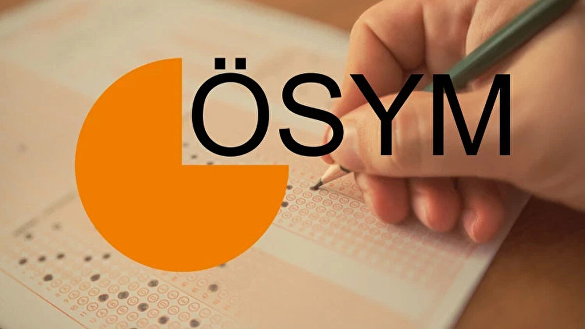 KPSS’ye girecek adaylar için önemli hatırlatma<br><br>Sınava girecek adayların yanlarında mutlaka fotoğraflı ve geçerli kimlik belgesi ile birlikte sınav giriş belgesi bulundurması gerekiyor.<br><br>Sınav sabahı yoğunluk yaşanmaması için adayların sınav merkezlerine erken gitmeleri öneriliyor.