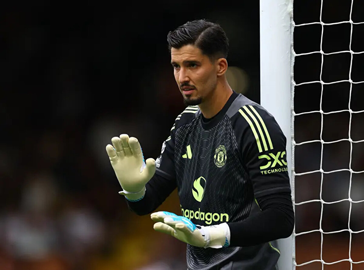 Altay, bu sezon ligdeki ilk iki maçta da ilk 11'de yer almıştı. 27 yaşındaki kaleci, İngiltere Lig Kupası'ndaki Grimsby Town maçında ise yerini Andre Onana'ya bıraktı.<br>