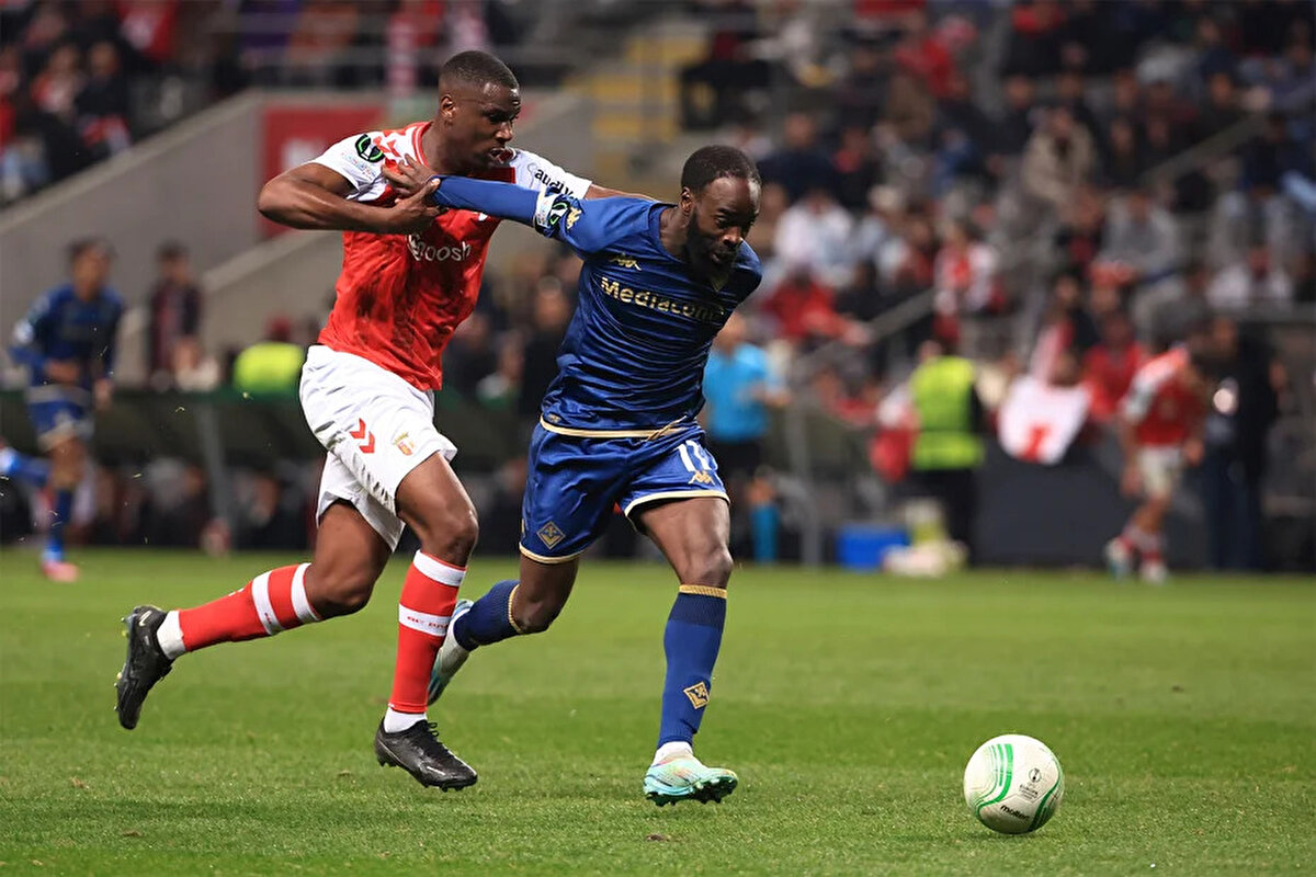 Jonathan Ikone kimdir?<br> <br>Futbol kariyerine Fransa'da başlayan Paris Saint-Germain, Montepellier ve Lille formalarını giyen Jonathan Ikone, 2022'de Fiorentina'ya imza attı.