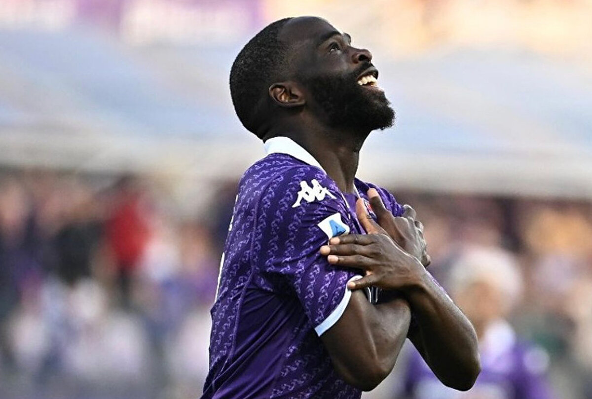 Ikone, 3 sezon Fiorentina forması giydikten sonra geçtiğimiz sezonu Como'da kiralık olarak geçirdi. 27 yaşındaki futbolcu kariyeri boyunca 377 maça çıkarken 44 gol ve 43 asist kaydetti.<br>