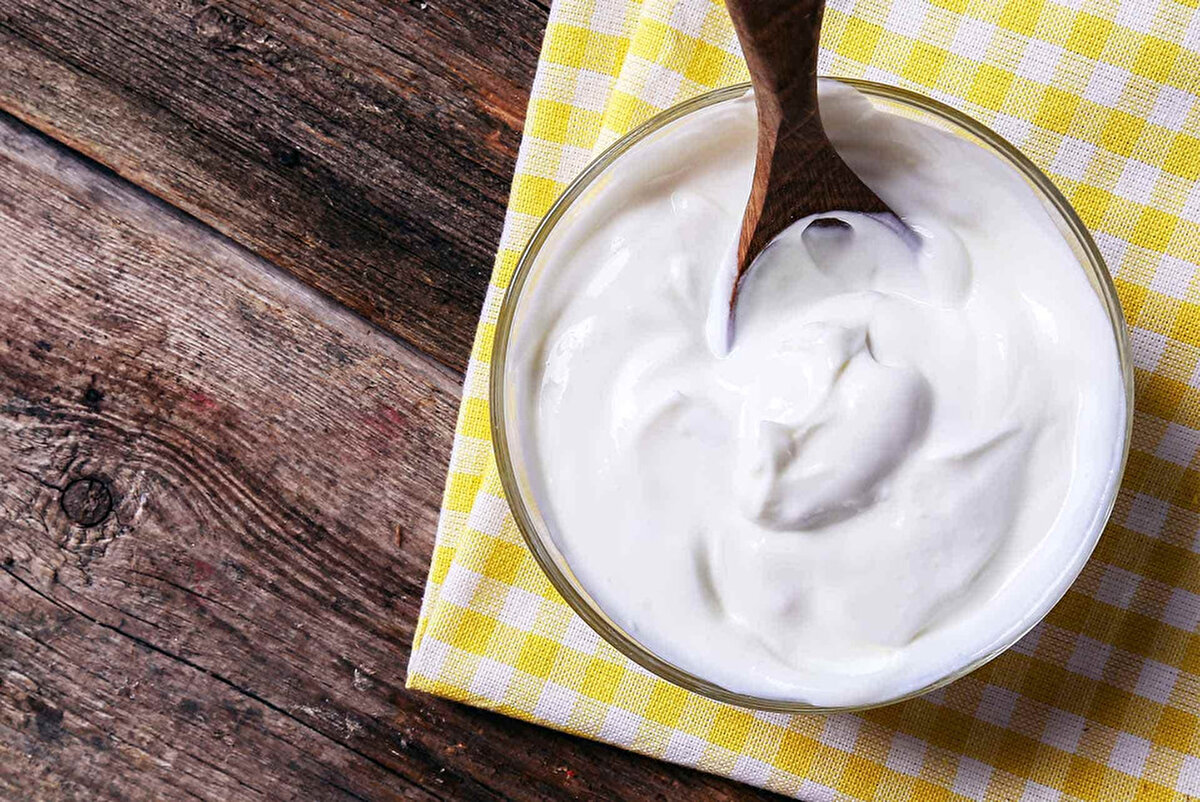 4. Yoğurt ve krema<br><br>Yoğurt dondurulduktan sonra çözüldüğünde ayrışıyor ve buzlu, sulu bir yapıya dönüşüyor. Krema da aynı şekilde taneli bir kıvam alabiliyor. Bu nedenle bu ürünleri doğrudan tüketmek yerine çorba, sos veya yemek yapımında değerlendirmek daha doğru.